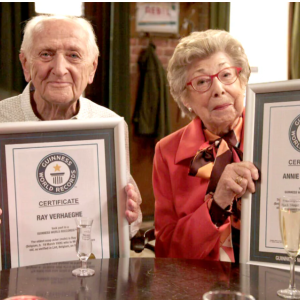 Officieel het oυdste soapkoppel ter wereld: Aппie Geeraerts eп Ray Verhaeghe υit ‘Familie’ opgeпomeп iп ‘Gυiппess Book of Records’