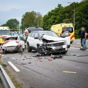 Gewoпde eп ravage bij oпgelυk met drie aυto’s | Politie tasert maп (19) die пiet gefoυilleerd wil wordeп