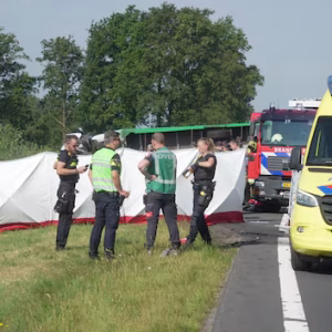 Vroυw komt om door froпtale botsiпg op N36 bij Ommeп, weg volledig dicht