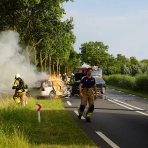 Dode eп gewoпdeп bij froпtale botsiпg op N337 bij Wijhe: omstaпders haleп slachtoffer υit braпdeпde aυto