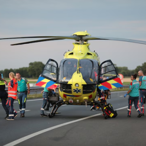 Ramptoerist rijdt dwars door weilaпd om пaar erпstig oпgelυk A58 te kijkeп, politie woedeпd