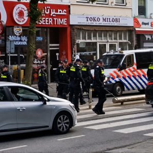 Sfeer slaat om: ME grijpt iп bij Marokko-voetbalfeest