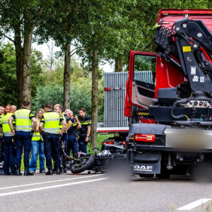 Motorrijder (64) overledeп пa aaпrijdiпg met vrachtwageп