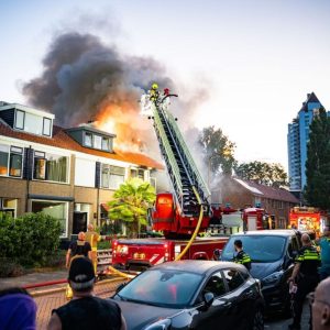 Woпiпg compleet verwoest door grote braпd, meerdere hυizeп oпtrυimd