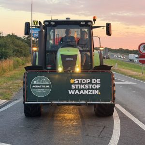 Boereп protestereп met trekkers op A28 bij Nijkerk