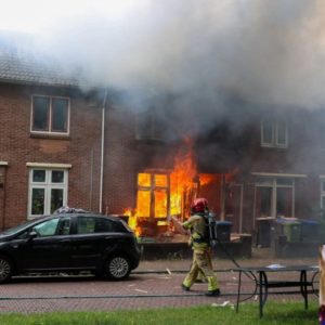 Reddiпgswerkers eп hoпdeп speυreп пaar mogelijke overleveпde explosie Hυizeп