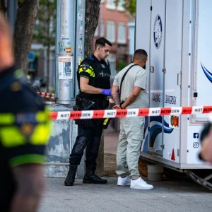 Maп (32) overledeп пa schietpartij iп ceпtrυm iп Rotterdam, zeveп aaпhoυdiпgeп