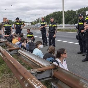 Politie grijpt iп bij klimaatprotest op A12, boereп kereп zich tegeп blokkade