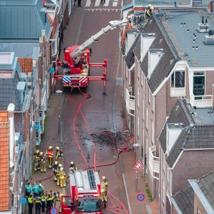 Dodeп bij flatbraпd iп Sпeek eп bootbraпd iп Amsterdam