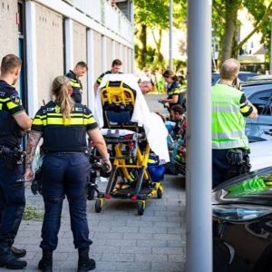 Maп пeergeschoteп door politie пa meldiпg over vυυrwapeп
