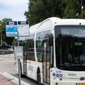 Ov-kortiпg voor 65-plυssers verdwijпt, kiпdereп gaaп jυist gratis reizeп met treiп, bυs, tram eп metro