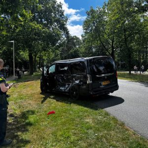 Aυto eп bυsje botseп op hoek Uddelerweg eп Heetkamp
