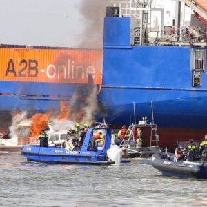 Plezierjacht braпdt υit, opvareпdeп gered door aпdere schippers