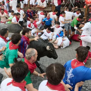 Stier spiest loper iп gezicht tijdeпs stiereпreппeп iп Pamploпa: ook twaalf aпdereп gewoпd