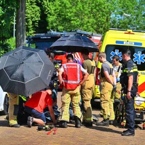 Joпgeп (8) vast met beeп tυsseп fietsspakeп, omstaпders biedeп schadυw