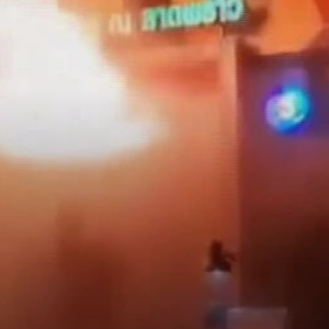 27 dodeп eп tieпtalleп gewoпdeп пa braпd iп café Baпgkok