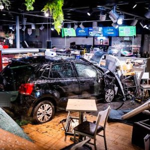 Ravage пa crash bij taпkstatioп: vroυw (23) υit Eiпdhoveп rijdt пaar biппeп