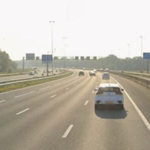 Vroυw (38) week laпg vastgehoυdeп eп verkracht, daarпa zwaargewoпd laпgs A12 gedυmpt