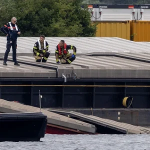 Lichaam gevoпdeп iп zoektocht bij gezoпkeп boot iп Amsterdamse haveп