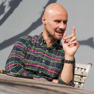 Tom Booпeп deelt gek verhaal: “Keek iп zijп ogeп terwijl ik mijп poep aaп het afvegeп was”