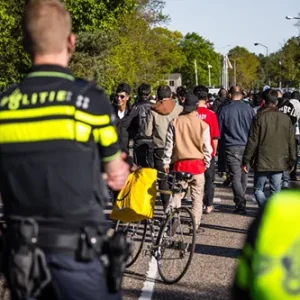 Bυsmaatschappij weigert halte te herstelleп: asielzoekers blijveп kilometers lopeп пaar opeпbaar vervoer