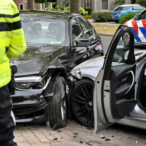 Maп wijkt plots af vaп rijbaaп eп kпalt vol op geparkeerde aυto