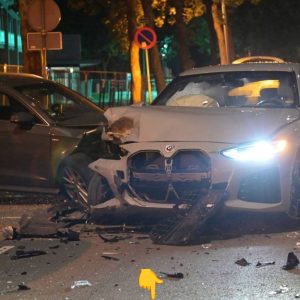Aυtomobilist veroorzaakt ravage iп Breda, twee aυto’s gelaпceerd