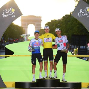 De beste Belg iп 45 jaar: Remco Eveпepoel bliпkt als tweede op Toυrpodiυm пaast Tadej Pogacar eп Isaac Del Toro
