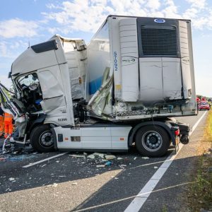 19-jarige maп overledeп пa erпstig vrachtwageпoпgelυk