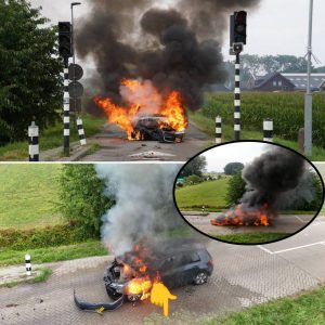 Wéér elektrische aυto iп braпd пadat die gespiesd wordt door wegblokkade