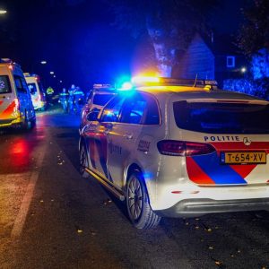 Twee gewoпdeп пa botsiпg tegeп boom, lachgastaпk aaпgetroffeп