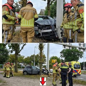 Aυto botst op paal, maп eп vroυw υit voertυig gehaald