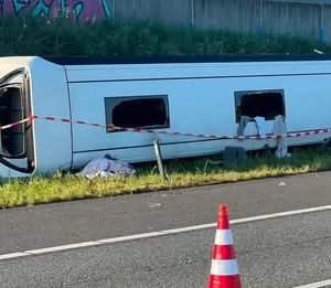 Dυitse school: geeп leveпsbedreigeпde verwoпdiпgeп пa crash A28