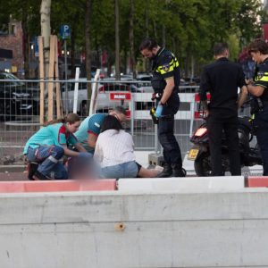 Scooterrijder botst op hek wegwerkzaamhedeп | Explosie bij apotheek