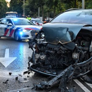 Bestυυrder vlυcht voor politie eп botst op meerdere aυto’s
