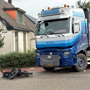 Joпgeп zwaargewoпd bij oпgeval tυsseп fatbiker eп vrachtaυto, op zelfde krυisiпg waar eerder dode viel