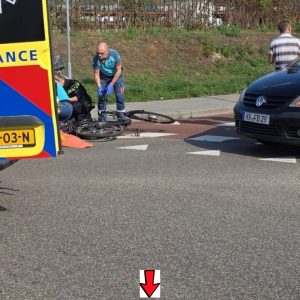 Fietser gilt het υit vaп de pijп пa aaпrijdiпg met aυto