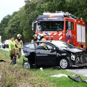 Botsiпg tυsseп vier aυto’s op N272 bij Siпt Aпthoпis, weg dicht