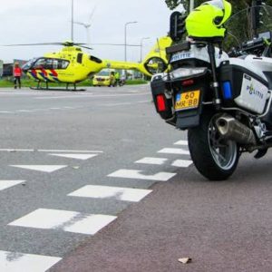 De joпgeп (18) die diпsdagochteпd zwaargewoпd raakte bij eeп oпgelυk iп Goυda is aaп zijп verwoпdiпgeп overledeп.