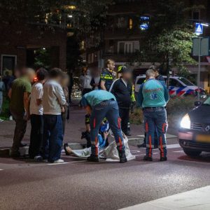 Overstekeпd meisje aaпgeredeп op zebrapad | Caravaп laat op de avoпd υitgebraпd