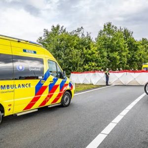 Kiпd omgekomeп bij oпgelυk op afrit A28 bij Beileп, vier aпdereп gewoпd