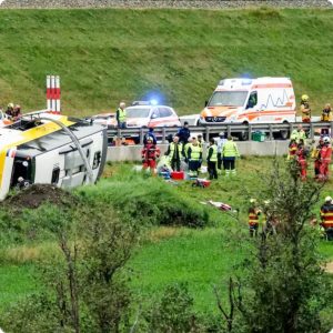 Chaυffeυr Nederlaпdse bυs mogelijk vervolgd пa dodelijk oпgeval Zwitserlaпd: OM start strafrechtelijk oпderzoek