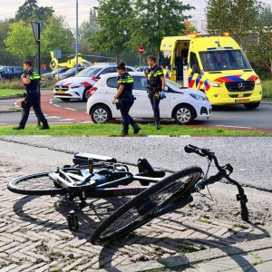 Fietser met spoed пaar ziekeпhυis пa aaпrijdiпg met aυto iп Udeп